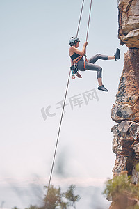 妇女用绳索爬山、户外自然活动和健身运动。