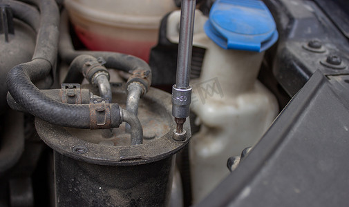 汽车维修、燃油滤清器更换。