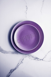 大理石桌背景上的紫色空盘、餐厅品牌菜单食谱的早餐、午餐和晚餐餐具装饰、豪华假日平铺设计