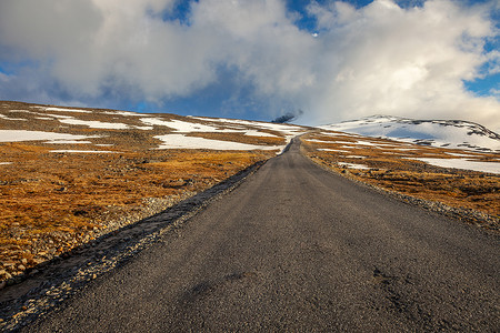 jotunheimen摄影照片_通往加德霍皮根 (Galdhopiggen) 的山路，位于尤通黑门 (Jotunheimen)，挪威，斯堪的纳维亚半岛