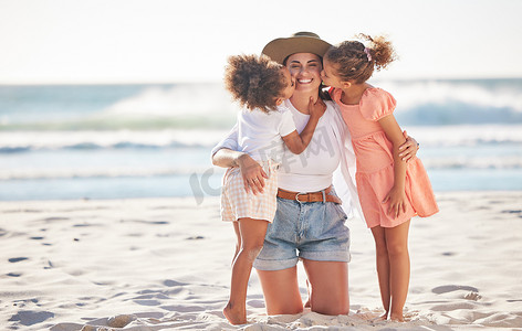 妈妈、亲吻或孩子们在葡萄牙的海滩上以信任、安全或爱的拥抱建立联系。