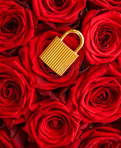 玫瑰金背景摄影照片_情人节卡片的爱锁、金挂锁和红色背景的豪华玫瑰花束