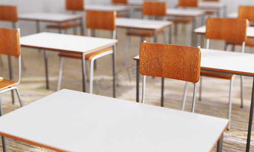 特写学生椅子座位和课桌在教室背景与在木地板上。
