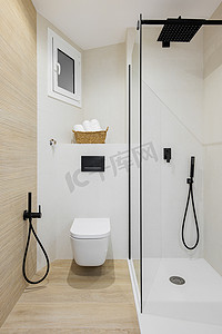 白色发光体摄影照片_翻新公寓内现代风格浴室的内部采用白色和米色。