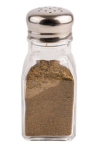 玻璃胡椒罐与白色背景中分离的黑胡椒粉