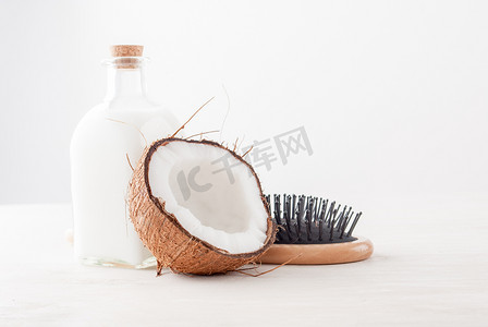 白色背景中椰子油的护发概念