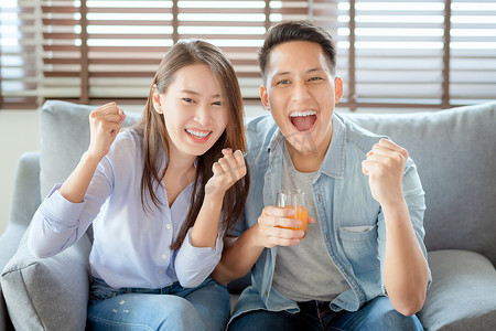 亚洲情侣喜欢通过智能电视观看娱乐互联网流媒体，以确保在家中安全
