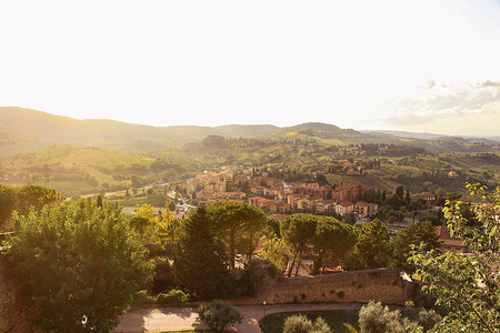 从意大利历史名镇圣吉米尼亚诺鸟瞰日落时的托斯卡纳乡村。