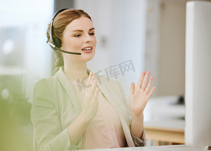 呼叫中心、销售代表或支持代理女性在虚拟呼叫中具有使命、成长心态和目标解释服务。