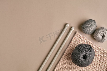 由一件灰色纱线毛衣和针织特写的线针织而成。