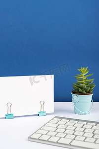 重要公告摄影照片_重要公告写在办公桌上的一张纸上，有花和键盘。