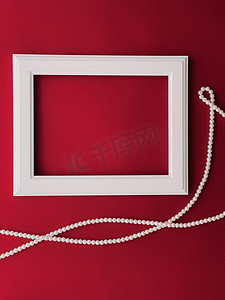 红色背景上的白色水平艺术框架和珍珠首饰作为平面设计、艺术品印刷品或相册