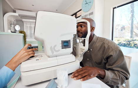 一名年轻人在验光师处使用自动验光仪进行视力测试、检查或筛查。