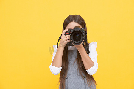 快乐的少女摄影师用数码相机拍照，复制空间，拍摄