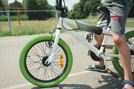 详细信息：自行车链轮架、自行车零件轮、骑行公路车架。