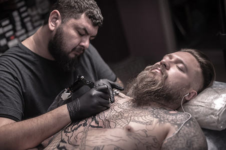 纹身图摄影照片_纹身工作室专业纹身机设备的纹身专家