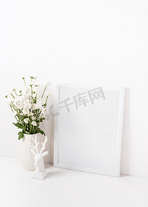 白桌上花瓶里插着菊花的白框模型