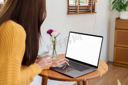 在白屏电脑上工作的女人