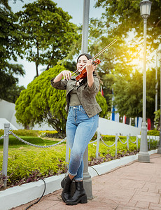 在街上拉小提琴的女人。