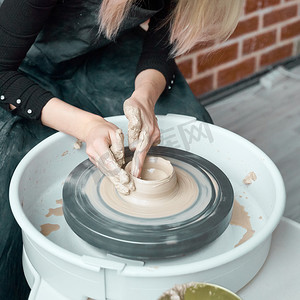 女人在轮子上制作陶器，双手特写，陶瓷器皿的创作。