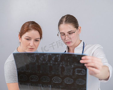内脏器官摄影照片_女医生向女病人解释内脏器官的 mri。