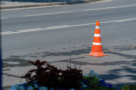 交通道路安全背景橙色锥体街道工作车沥青，概念警告塑料，用于安全设备的警示，维护明亮。
