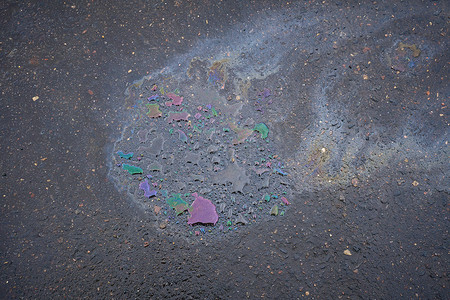 油渍摄影照片_油渍、油渍从停车场地板上的汽车掉落