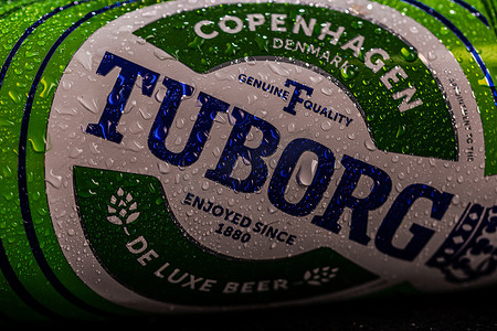 Tuborg 啤酒上的冷凝水滴可以用黑色隔离。