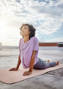 免费心理健康摄影照片_摩洛哥城的早晨，瑜伽、伸展运动和女性集中训练身体。