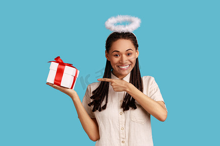 头上长着辫子和光环的天使般的女人，指着礼品盒，对着镜头微笑。