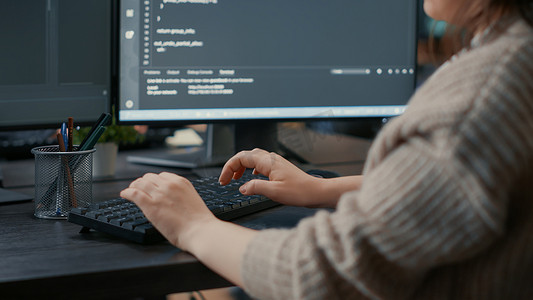 白种人软件编码器手在电脑屏幕前的键盘上打字的特写