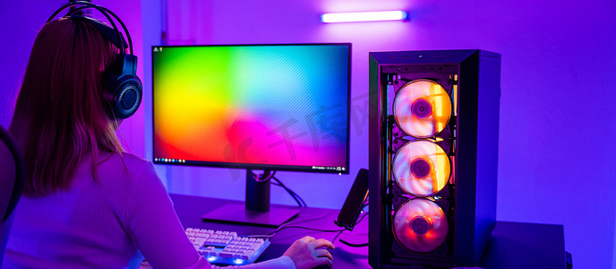 在台式电脑 PC 上玩在线视频游戏的亚洲职业玩家拥有彩色霓虹灯
