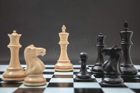 黑白国王和国际象棋骑士在棋盘上的设置和