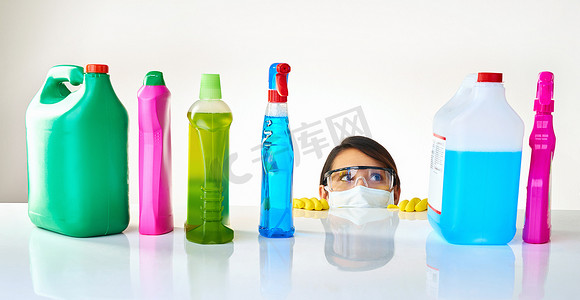 我想知道其中哪一个最有效……一位年轻女子从柜台后面抬头看着各种瓶子的清洁剂。