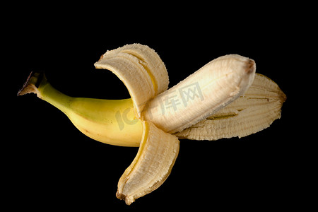 一根熟香蕉，半剥皮，黑色背景，孤立