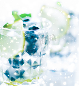 冬季假期鸡尾酒，背景是冰和发光的雪，圣诞节菜单配方