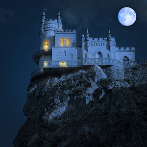 中世纪城堡在晚上。