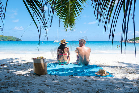 Anse Lazio Praslin Seychelles，年轻夫妇男女在塞舌尔的豪华假期期间在热带海滩上。