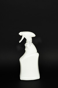 包装设计样机摄影照片_用于在黑色背景上隔离的液体清洁产品的白色塑料喷雾瓶。