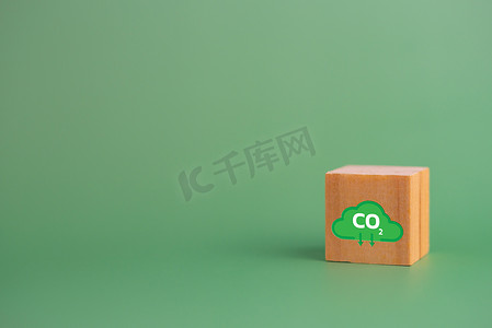 绿色块背景摄影照片_净零和碳信用与木立方块图标 co2 生态绿色背景。