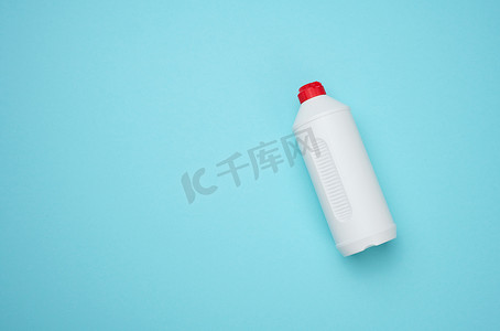 蓝色背景中液体的白色塑料瓶，顶视图
