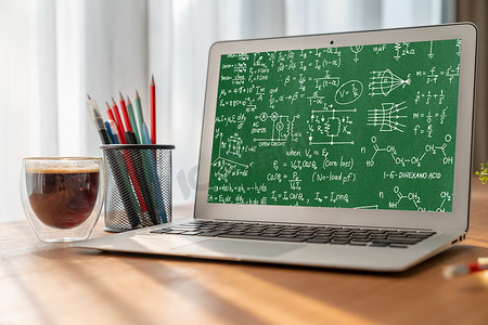 屏幕黑板摄影照片_计算机屏幕上的数学方程式和流行公式
