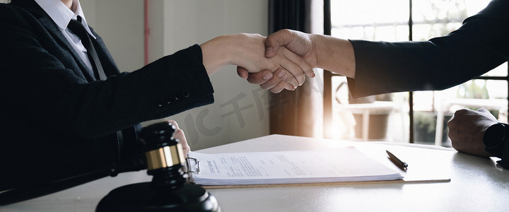 男性律师和女商人客户之间的咨询、良好交易协议后握手、法律和法律概念之间的良好服务合作。