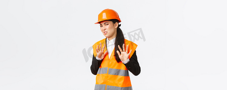 不情愿和不满的亚洲女工程师拒绝倾听，表现出停止，禁止手势，拒绝打扰提议，对粘人的项目经理感到恼火，白人背景