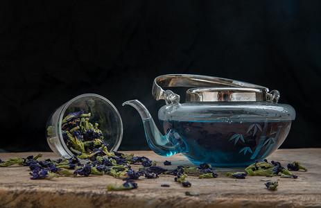 玻璃茶壶配有蝴蝶豌豆茶（Clitoria）或有机蓝安臣和干蝴蝶豌豆花。