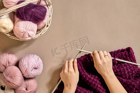 女手针织羊毛毛衣或格子淡紫色的特写。