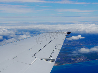 高空拍摄飞机离开檀香山的窗景