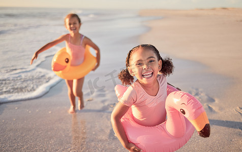 快乐、健康的孩子在海滩上跑步，享受夏季户外假期、生长发育和维生素 d。