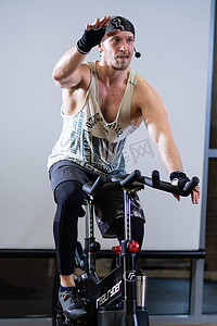 俄罗斯，莫斯科 — 2022 年 4 月 9 日：骑自行车留着胡子的腿生活方式健康的年轻锻炼，从运动健康到男性装备力量的锻炼，骑自行车有氧运动。