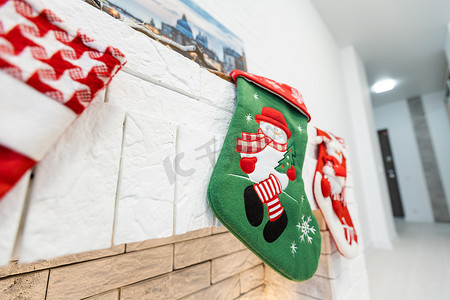 房子里的壁炉上方挂着圣诞老人礼物的圣诞袜。